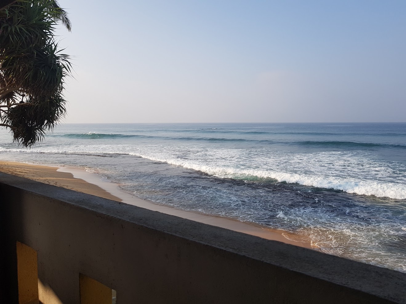 Vågor mot stranden i Sri Lanka